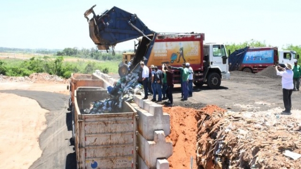 No transbordo, caminhão da coleta deposita o lixo diretamente na carreta que irá levar material para aterro em Adamantina (Foto: Marcos Sanches/Secom/Pres. Prudente).
