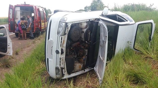 Carro parou em vegetação, às margens da rodovia, após capotamento (Foto: Diego Fernandes Silva / Folha Regional).