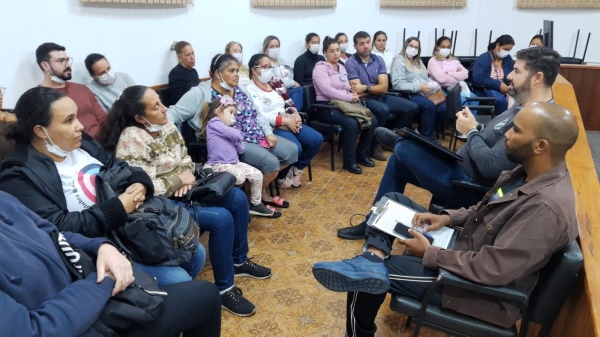 Reunião entre agentes comunitários de saúde e agentes de combate a endemias com representante do Sindicato das categorias, na Câmara Municipal (Cedida).