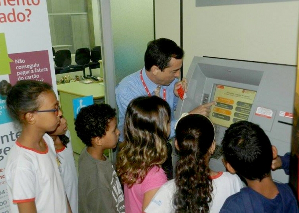 Crianças do Lar Cristão visitam Santander e conhecem rotina de agência bancária