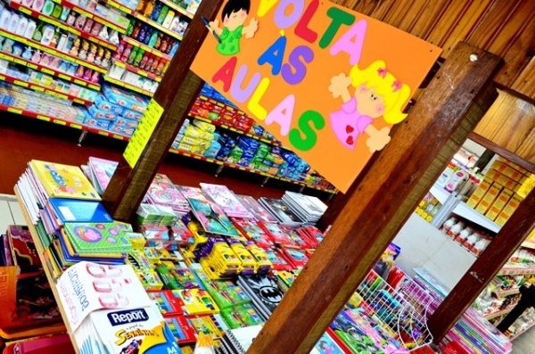 Supermercado Godoy monta seção especial de material escolar (Foto: Acácio Rocha).