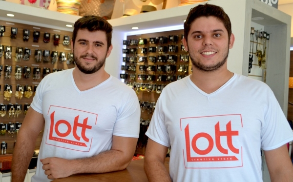 Irmãos Tiago Lott e Matheus Lott comandam a Lott Creative Store e ampliam investimentos, agora com e-commerce (Foto: Acácio Rocha).