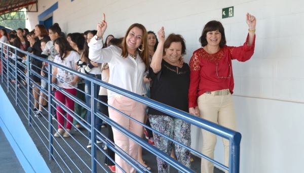 Jaqueline Rodrigues da Costa, Iracema Regiane Delgado e Eunice Vasconcelos, comemoram inauguração da nova sede da Escola Cristã de Adamantina (Fotos: Acácio Rocha).