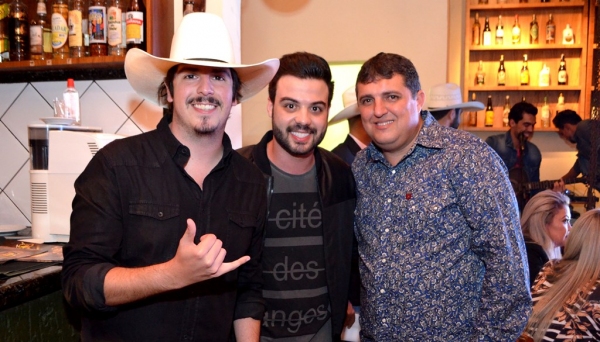 Emerson Caires, o Cabeludo, com a dupla Fiduma & Jeca, no coquetel de lançamento do Adamantina Rodeo Festival (Fotos: Maikon Moraes/SigaComunicação).