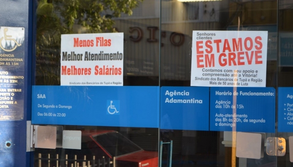 Chega ao fim a greve dos bancários em Adamantina e região (Foto: Acácio Rocha).