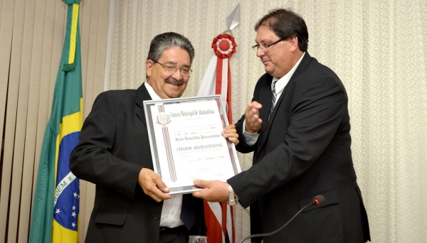Vereador Fábio Roberto Amadio, autor da homenagem, entrega título de Cidadão Adamantinense a João Passarinho (Foto: Acácio Rocha).