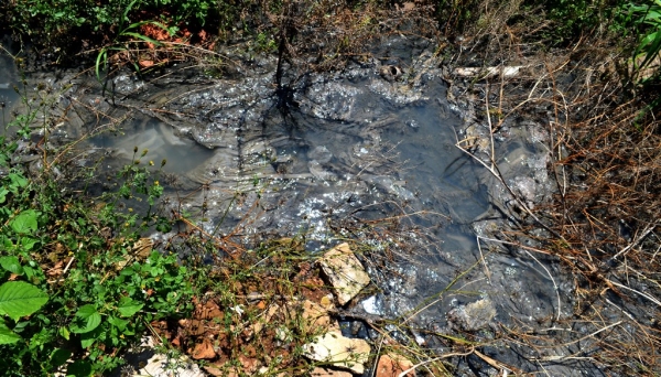 Esgoto vaza em terreno na Vila Endo, levando mau cheiro e riscos a moradores (Foto: Siga Mais).