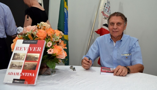João Carlos Rodriguez fez na noite de ontem (26) o lançamento do livro Reviver Adamantina, com 298 páginas e 540 fotos legendadas e textos que contam a história de Adamantina (Foto: Maikon Moraes)