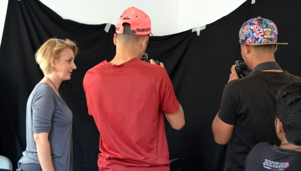 Fotógrafa Sandra Kobayashi dirigiu oficina de fotografia para jovens do Centro de Convivência da Juventude (Foto: Maikon Moraes).