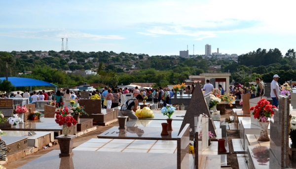 Cemitério de Adamantina recebe visitantes no Dia de Finados (Foto: Acácio Rocha).