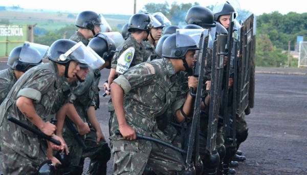 Técnicas de controle de distúrbios foram ministradas aos atiradores do TG de Adamantina, pela equipe da Penitenciária de Lucélia (Foto: Cedida).