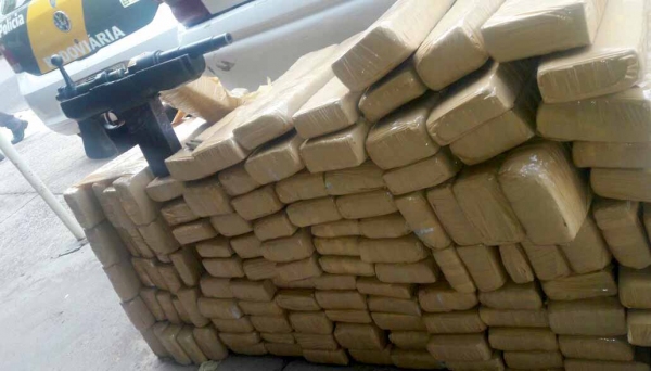 PolÃcia Rodoviária prende dupla com fuzil e 127 tabletes de maconha em Adamantina (Foto: Cedida).