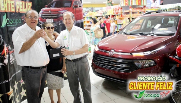 Ganhadores receberam os veículos Fiat Toro e seis motos, sorteados pela Cocipa na promoção Cliente Feliz (Foto: Cocipa).