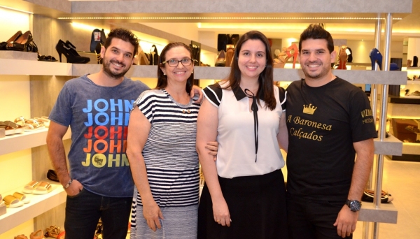 Henrique Sartorato, Andréa Sartorado e Fernando Sartorato, endossados pela mãe Vanda Sartorato, à frente de A Baronesa Calçados (Foto: Siga Mais).
