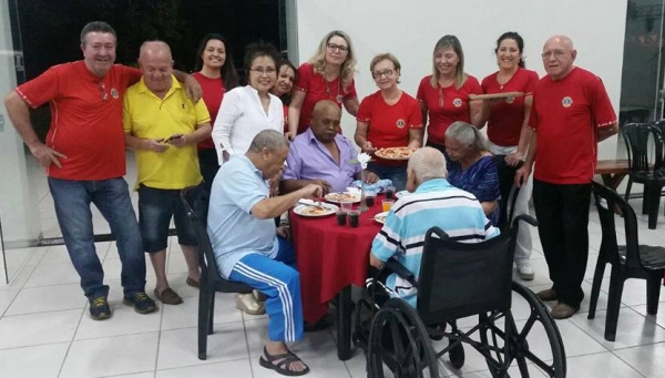 Companheiros do Lions Clube juntamente com o Lar dos Velhos durante ação social realizada na sede da entidade  (Assessoria de Imprensa).