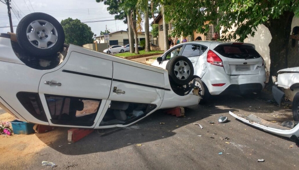 Acidente envolveu três veículos na Avenida Deputado Cunha Bueno, proximidades da APAE, em Adamantina (Foto: Cedida).