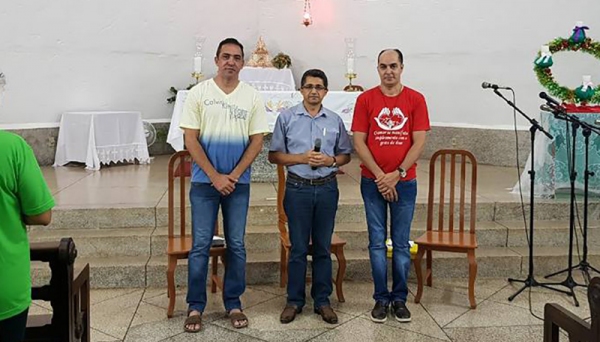 Os padres Rui Rodrigues, da Paróquia de Santo Antônio, e Marcelo dos Santos, da Nossa Senhora de Fátima, apresentam à comunidade de São Francisco o novo padre de Adamantina, Paulo Joaquim de Souza, conhecido como Quinzinho (Foto: Da Assessoria).