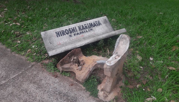 Parte dos bancos destruídos neste fim de semana, no Parque dos Pioneiros, em Adamantina (Foto: Facebook/Janaina Spanholo).