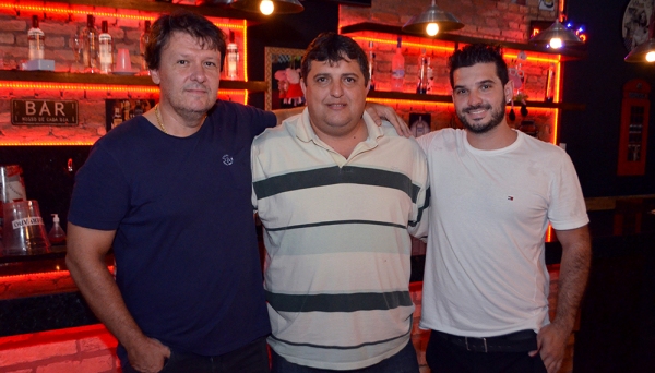 Emerson Caires, o Cabeludo (ao centro), com Júlio Crepaldi, do Cartola Cachaçaria, e Henrique Sartorato, do Gêmeos Pub (Foto: Maikon Moraes).