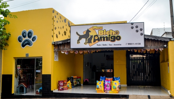Meu Bicho Amigo fica na Avenida Rio Branco, 1,.08, proximidades do Supermercado Sete. Atendimento diariamente, com alimentação, cuidados de higiene e acessórios para os pets (Foto: Siga Mais).