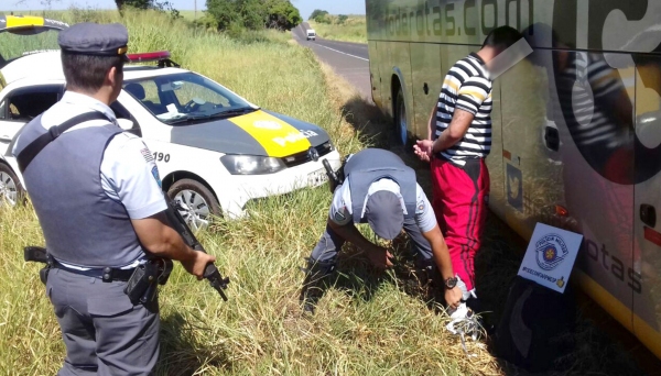 Pasta-base de cocaÃna era levada pelo Paraguaio presa à s pernas. Tráfico foi descoberto pela Policia Militar Rodoviária (Foto: Cedida/PM Rodoviária).