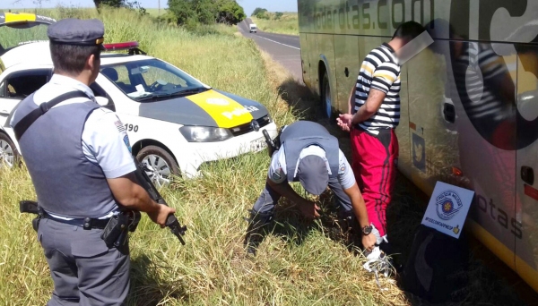 Pasta-base de cocaína era levada pelo Paraguaio presa às pernas. Tráfico foi descoberto pela Policia Militar Rodoviária (Foto: Cedida/PM Rodoviária).