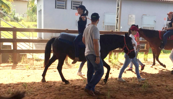 Treinamento foi realizado no Centro de Equoterapia da Apae de Adamantina, onde acontecerão as atividades de reabilitação (Foto: Cedida).