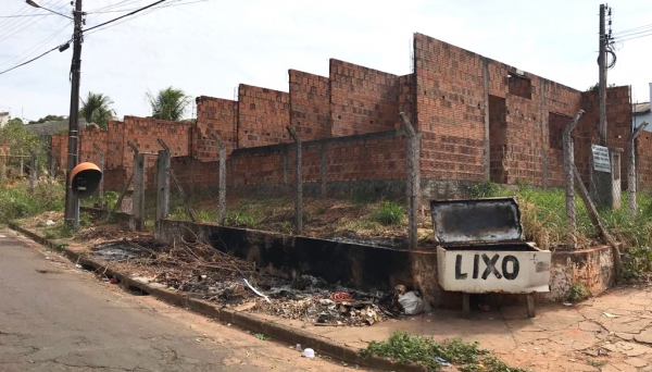 Obras foram licitadas em 2009 e paralisadas em 2011 pela empresa ganhadora da licitação. Agora, uma nova licitação vai tentar retomar a obra (Foto: Siga Mais).