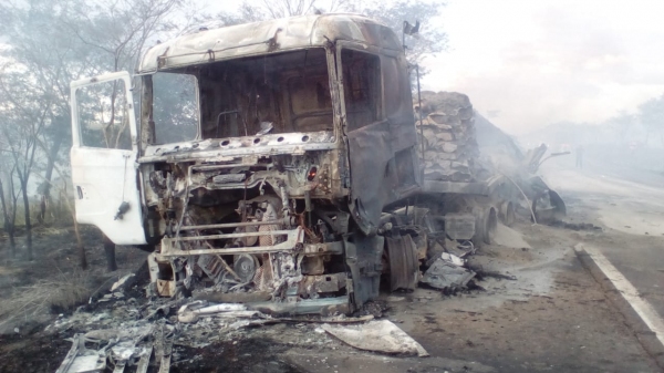 Choque entre dois caminhões foi seguido de incêndio, na SP-425 (Fotos: Cristiano Nascimento/ FM Metrópole).