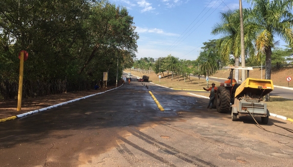 Obras de recapeamento foram iniciadas na Rua Carlos Pegoraro, no Distrito Comercial (Foto: Siga Mais).