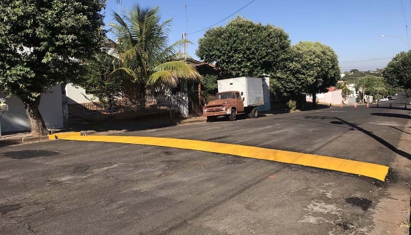 Obstáculo na Rua Deputado Salles Filho, quadra entre a Alameda dos Expedicionários e a Alameda Cônego João Baptista de Aquino (Foto: Siga Mais).