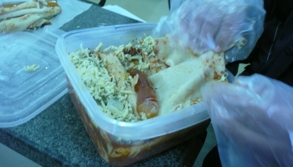 Panquecas recheadas com saquinhos de bebida alcoólica, encontrados na fiscalização junto aos visitantes, na Penitenciária PI de Mirandópolis (Foto: Cedida/SAP).