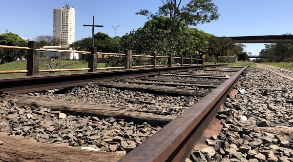 Ferrovia abandonada, sem operação, corta a área urbana de Adamantina. Procuradoria Geral da República diz que renovação antecipada da concessão, como pretende a concessionária, é inconstitucional (Foto: Siga Mais).
