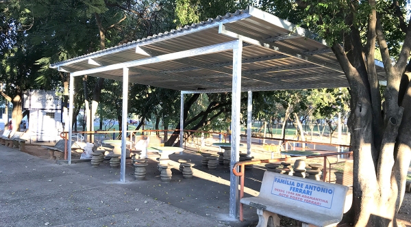 Cobertura metálica instalada na área de jogos de mesa, no Parque dos Pioneiros (Foto: Siga Mais).