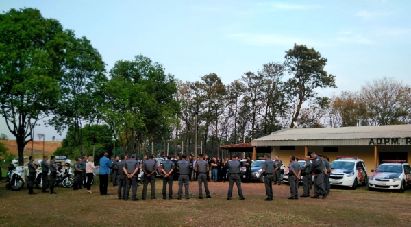 Preleção entre as polícias Civil e Militar, na manhã desta quinta-feira, em Adamantina, antes do início da operação (Foto: Cedida/Deinter 8).