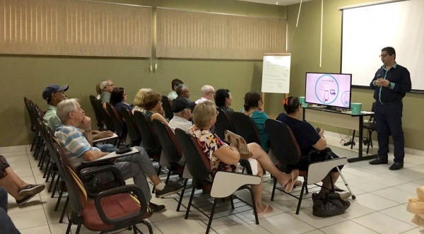 Aula de boas práticas e utilização de internet no celular, promovida pela goodU (Da Assessoria).