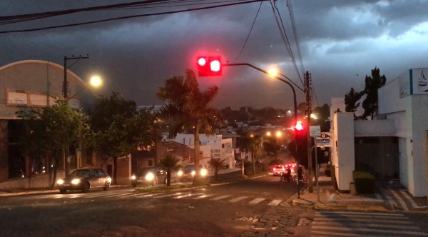 Ventania atingiu Adamantina no final da tarde desta quinta-feira, com ventos de mais de 55 km/h (Foto: Siga Mais).