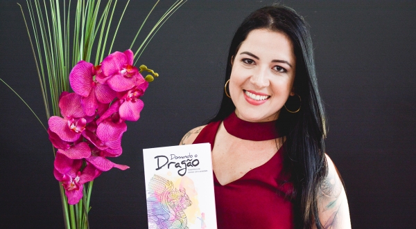 Escritora Camila Heloíse apresenta seu novo livro, Domando o Dragão, pela Editora Penalux (Foto: Eduardo Machado).