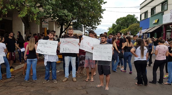 Protesto dos estudantes de medicina na manhã desta segunda-feira, defronte ao Paço Municipal (Foto: Maikon Moraes/Siga Mais).