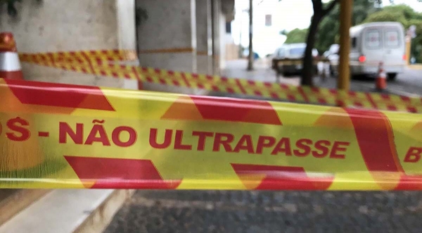 Área defronte ao Paço Municipal é interditada preventivamente, após queda de revestimento do edifício (Foto: Siga Mais).