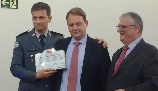 Major PM  Edson de Oliveira Lenardon, o juiz Fábio Alexandre Marinelli Sola e o desembargador Alberto Marino Neto, na cerimônia de homenagem pelo Dia do Patrono (Foto: Cedida).