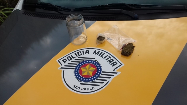 Droga foi apreendida pela PM Rodoviária de Adamantina durante fiscalização de combate a ilícitos penais na SP-294, altura de Flórida Paulista (Fotos: Cedidas/PM Rodoviária).