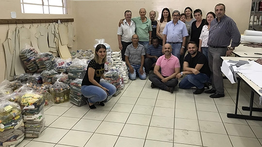 Novo lote de alimentos arrecadados na venda de ingresso e passaportes solidários para o Adamantina Rodeo Festival foi entregue nesta segunda-feira (1) a entidades assistenciais de Adamantina (Fotos: Siga Comunicação).