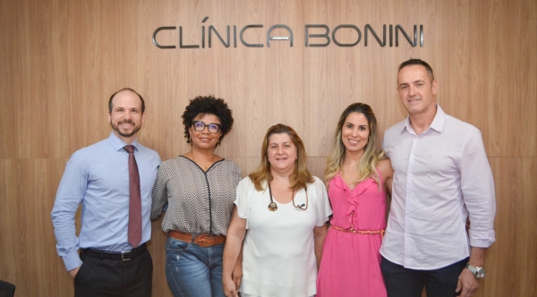 Os médicos Dr. Mário Gregório, Dra. Maria Angélica, Dra. Maria Amélia, Dra. Carolina Bonini e Dr. Paulo Bonini inauguram a Clínica Bonini (Fotos: Maikon Moraes/Siga Mais).