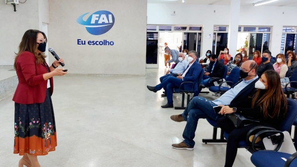 Dirigente regional de ensino de Adamantina, Irmes Mattara, recepciona o secretário Rossieli Soares (Reprodução/AdamantinaNet).