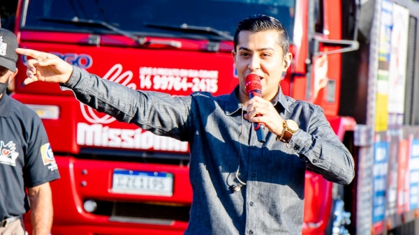 Cantor Israel Costa e trio elétrico do Projeto Eu Missionário estarão em Adamantina na tarde deste domingo (Divulgação).