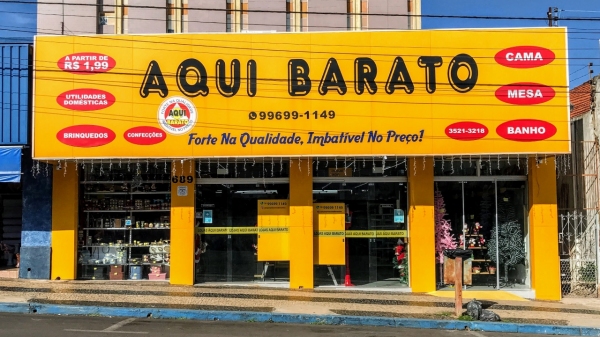 Loja Aqui Barato, totalmente ampliada, na Avenida Rio Branco,  689, centro de Adamantina (Fotos: Siga Mais).