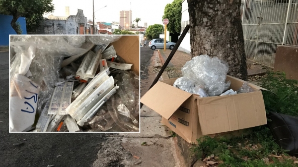 Caixa com seringas foi encontrada na Alameda Armando Salles de Oliveira, centro de Adamantina (Foto: Siga Mais).