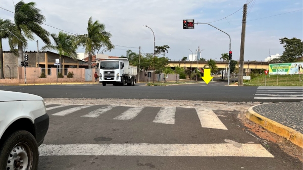 Imagem produzida em altura semelhante à posição do condutor: canteiro central não é visÃvel (Foto: Siga Mais
