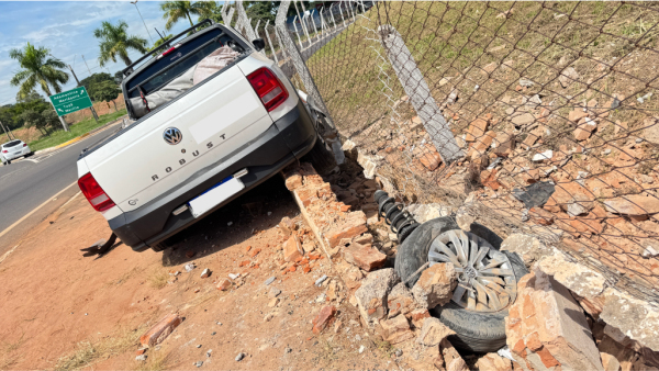 Carro atingiu alambrado de empresa (Siga Mais).